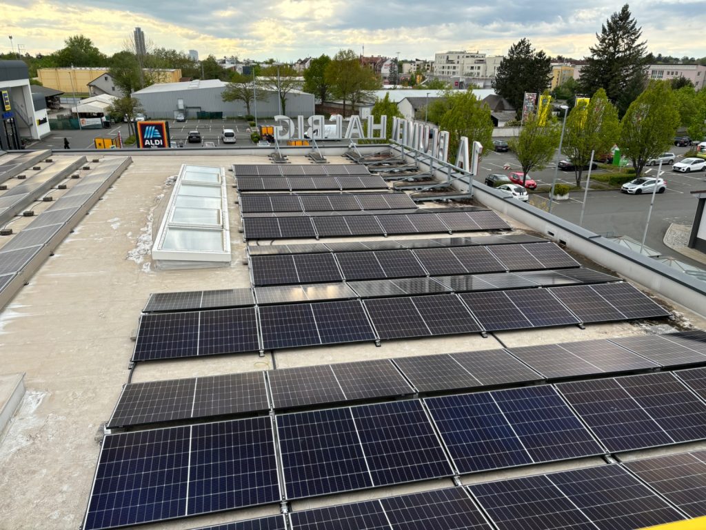 PV-Dachanlage in Mögeldorf